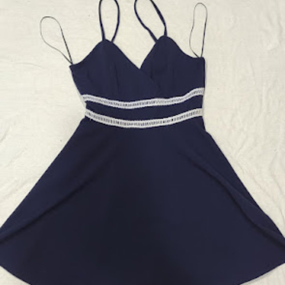 FRANCESCA'S MI AMI NAVY BLUE WHITE EMBROIDERED EMPIRE EWAIST ACCENT NWT SIZE M